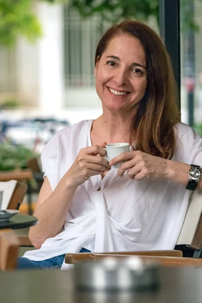 Bir Kadın Portresi Yaşında Gülümseyen Açık Havada Oturan Espresso Kahve — Stok fotoğraf