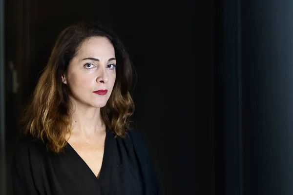 Retrato Uma Mulher Anos Parecendo Sério Pensativo Isolado Sobre Preto — Fotografia de Stock