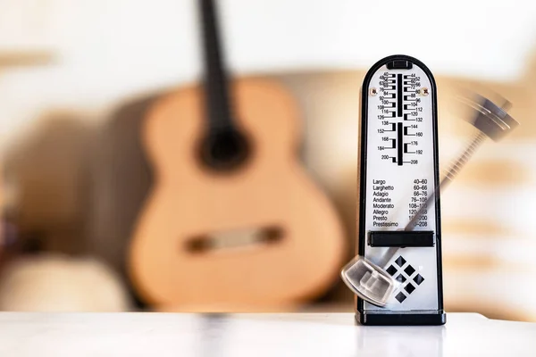 Mechanische Metronoom Beweging Een Houten Klassieke Akoestische Gitaar Achtergrond — Stockfoto