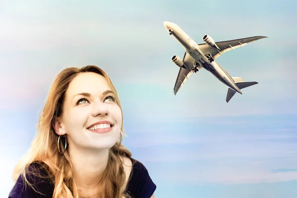 一个年轻女子的肖像 梦想旅行仰望在天空上飞行的飞机 — 图库照片#