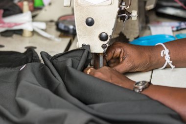 Galle, Sri Lanka'da bir dikiş makinesi ile dikiş bir terzi kadın eller.