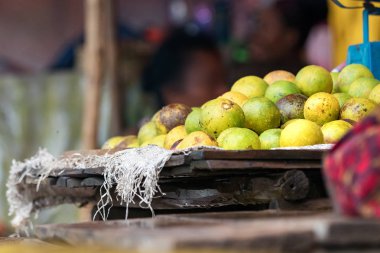 Nosy Be, Madagaskar gıda pazarında ahşap bir tepsi üzerinde Limon.