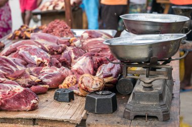 Bir baskül yanında çiğ et ve etrafında uçar, Toliara açık havada, Madagaskar.