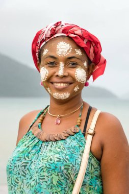 Yüzü boyanmış Malagasy bir kadının portresi.