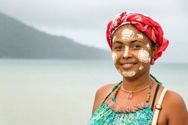 Yüzü boyanmış Malagasy bir kadının portresi.