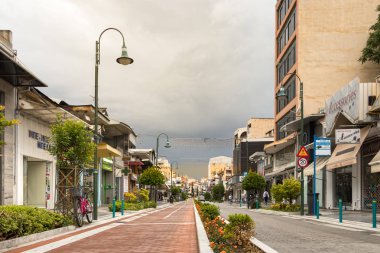 Larissa, Yunanistan - 5 Haziran 2019: Larissa şehrinde Venizelou caddesinin yeni kaldırımı, Yunanistan.