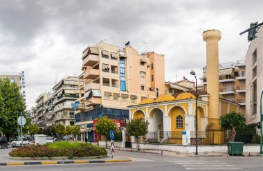 Larissa, Yunanistan - 4 Haziran 2019: Yeni Cami. 20. yüzyılda inşa edilen cami, şimdi Larissa Arkeoloji Müzesi.