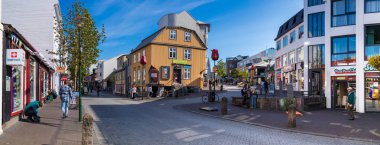 Reykjavik, İzlanda - 08 Ağustos 2019: Reykjavik ticaret merkezinde Bankastraeti Caddesi'nin panoramik manzarası.