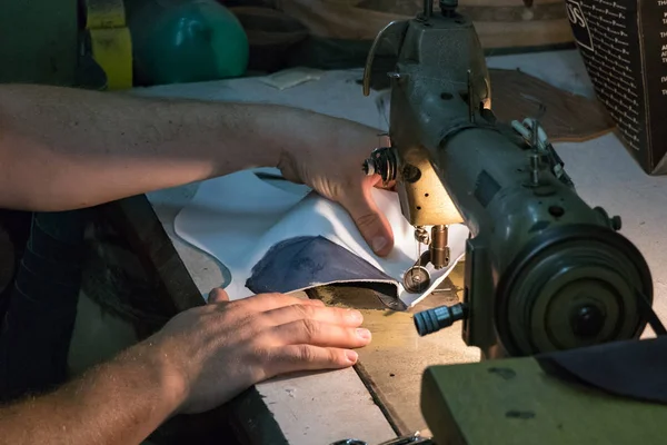 Sapateiro Masculino Mãos Costura Couro Com Uma Velha Máquina Costura — Fotografia de Stock