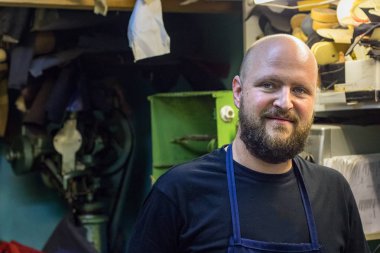 Sakallı kel bir mand Portresi, ayakkabıcı kamera bakıyor 