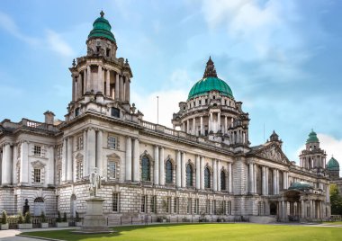 Donegall Meydanı'ndaki Belfast Belediye Binası'nın perspektif görünümü, Kuzey İrlanda, İngiltere.