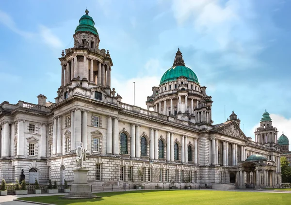 Donegall Meydanı'ndaki Belfast Belediye Binası'nın perspektif görünümü, Kuzey İrlanda, İngiltere.
