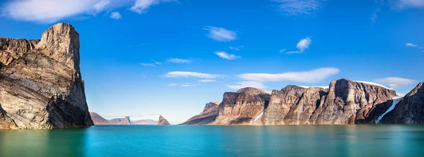 Buchan Körfezi'ndeki kayalıkların ve dağların panoramik manzarası, Baffin Adası, Kanada.