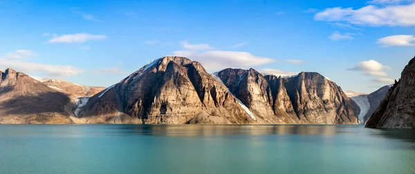 Buchan Körfezi'ndeki kayalıkların ve dağların panoramik manzarası, Baffin Adası, Kanada.