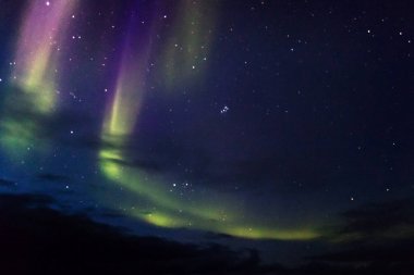 Kanada'da kuzeybatı geçit boyunca yelken ederken gökyüzünde Kuzey Boreal Işıkları.