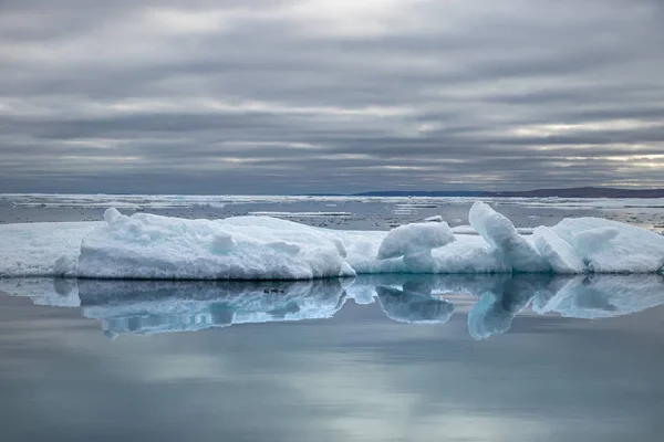 カナダのノースウエスト パッセージにあるプリンス ウェールズ島に位置する水路 ピール サウンドの氷河ラグーンと氷山 — ストック写真