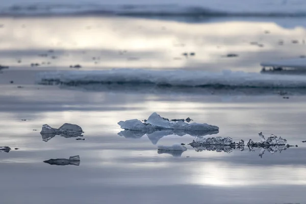 カナダのノースウエスト パッセージにあるプリンス ウェールズ島に位置する水路 ピール サウンドの自然な結晶氷の形 — ストック写真