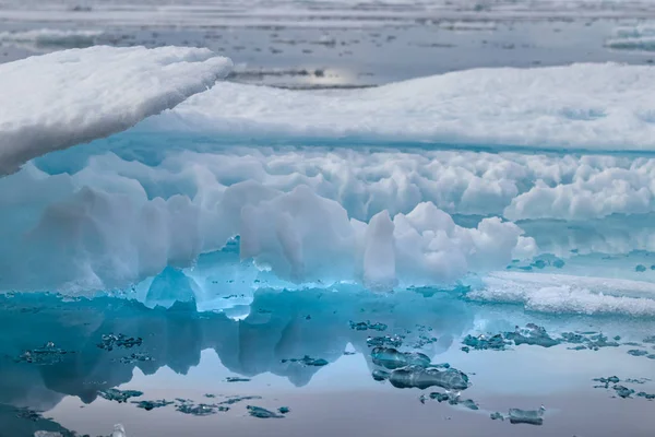 Φυσικές Κρυστάλλινες Μορφές Πάγου Στη Φλούδα Sound Μια Πλωτή Οδός — Φωτογραφία Αρχείου