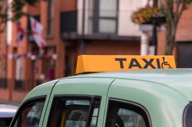 Devre dışı bir taksi işareti - Belfast tekerlekli sandalye sembolü, Kuzey İrlanda, İngiltere.