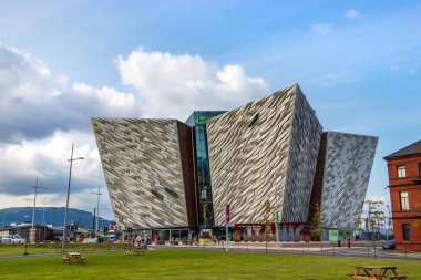 Belfast, Kuzey İrlanda, İngiltere - 1 Ağustos 2019: Belfast Titanic müzesi, Kuzey İrlanda, Birleşik Krallık.