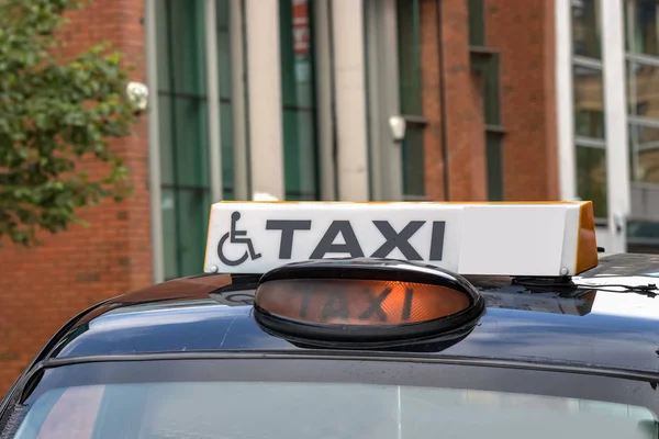 Πινακίδα Ταξί Σύμβολο Απενεργοποίησης Αναπηρικής Πολυθρόνας Στο Μπέλφαστ Βόρεια Ιρλανδία — Φωτογραφία Αρχείου