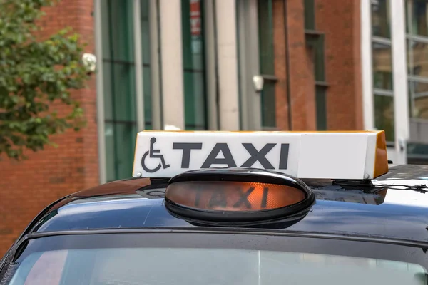 Devre dışı bir taksi işareti - Belfast tekerlekli sandalye sembolü, Kuzey İrlanda, İngiltere.