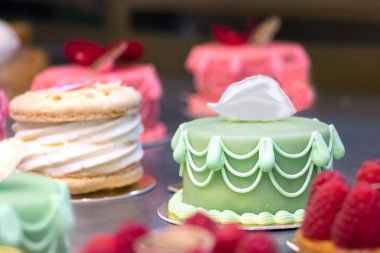 Marzipan, sığ Dof ile kaplı yeşil bir küçük pasta yakın.