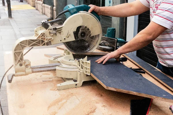 Mãos Carpinteiro Macho Cortando Painéis Madeira Laminada Com Uma Serra — Fotografia de Stock