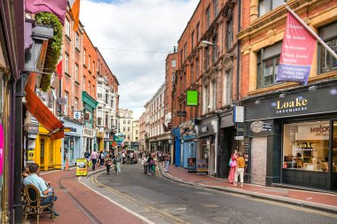 Dublin, İrlanda - 28 Temmuz 2019: Dublin şehir merkezinde Wicklow sokak ve ticari mağazalar.