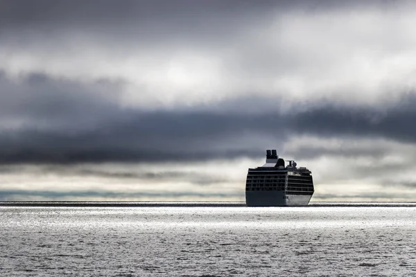 Un crucero en el mar de Bering entrando a un clima tormentoso . — Foto de Stock