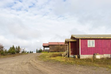 Nome, Alaska'da toprak bir yolda ahşap evler.