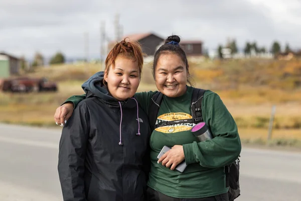 Retrato de dos inuit nativos - mujeres esquimales mirando cámara, al aire libre en Seppala Dr en Nome, Alaska . — Foto de Stock