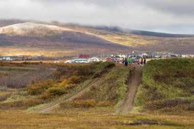 Nome, Alaska'da toprak bir yolda oynayan yerel çocuklar.