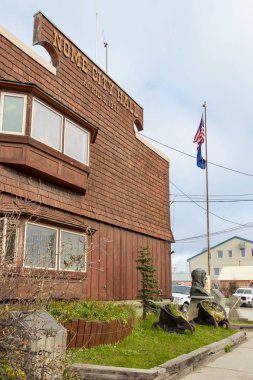 Nome, Alaska'daki Ön St'deki Nome Belediye Binası.