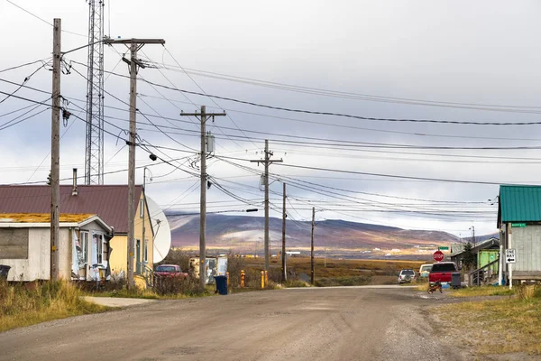 Warren e la quarta onda W con pali elettrici in legno nel centro di Nome, Alaska . — Foto Stock