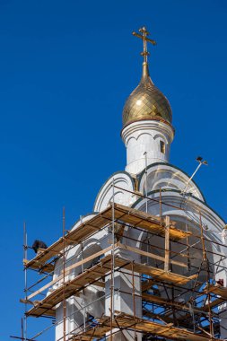 Petropavlovk Ulitsa Leningradskaya sokak yanında yer alan Deniz Katedrali bina iskeleler üzerinde yapıcılar, Kamçatka, Rusya.