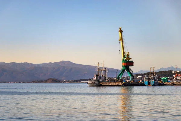 Grúa de envío en el puerto de Petropavlovsk, Rusia . — Foto de Stock