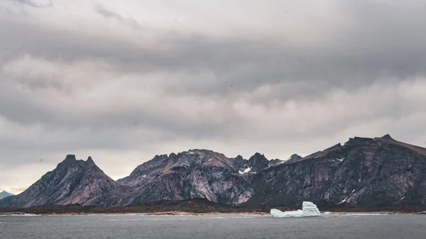 Detalj av fjorden Skjoldungen, en Kustö i den sydöstra stranden av Grönland. — Stockfoto