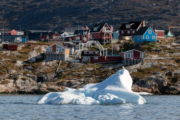 Un iceberg flotando en la costa de Ilulissat, Groenlandia . —  Fotos de Stock
