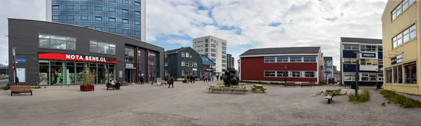 Panoramautsikt det kommersiella centrumet i Imaneq Street, Nuuk, Grönland. — Stockfoto