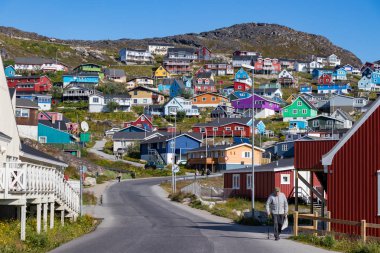 Qaqortoq, Grönland kayalık tepelerde ahşap renkli evlerin görünümü.
