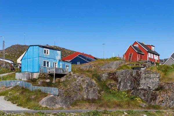 Blick auf farbige Holzhäuser auf felsigen Hügeln in qaqortoq, Grönland. — Stockfoto