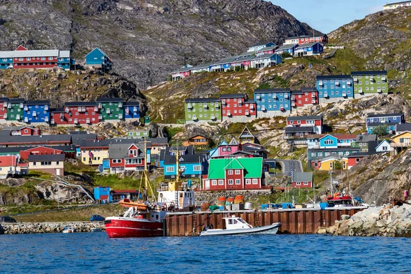 Casas de colores en colinas rocosas en la costa de Qaqortoq, Groenlandia . —  Fotos de Stock