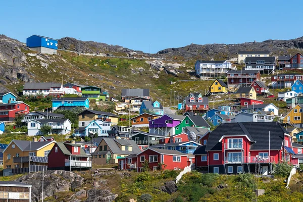 Farbige Häuser auf felsigen Hügeln in qaqortoq, Grönland. — Stockfoto