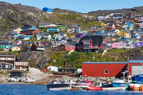 Farbige Häuser auf felsigen Hügeln an der Küste von Qaqortoq, Grönland. — Stockfoto
