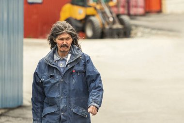 Grönland, Nuuk Limanı 'nda yürüyen bir Eskimo..