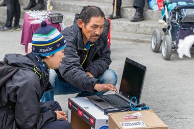 Erkek bir Eskimo. Oğluyla birlikte Nuuk 'taki markette dizüstü bilgisayar deniyor..