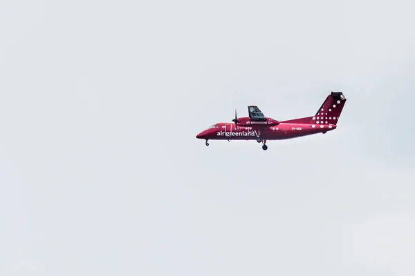 Um avião DASH-8-200 em voo da Air Greenland em Nuuk . — Fotografia de Stock
