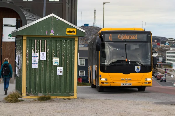 Busshållplats i trä i Nuuk centrum. — Stockfoto