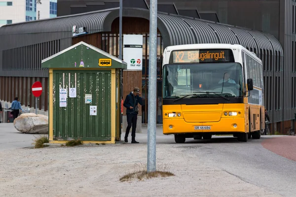 Arrêt de bus en bois dans le centre-ville de Nuuk . — Photo